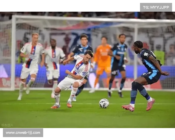 里昂对阵南特比赛雨中进行，球员技术动作受场地条件影响